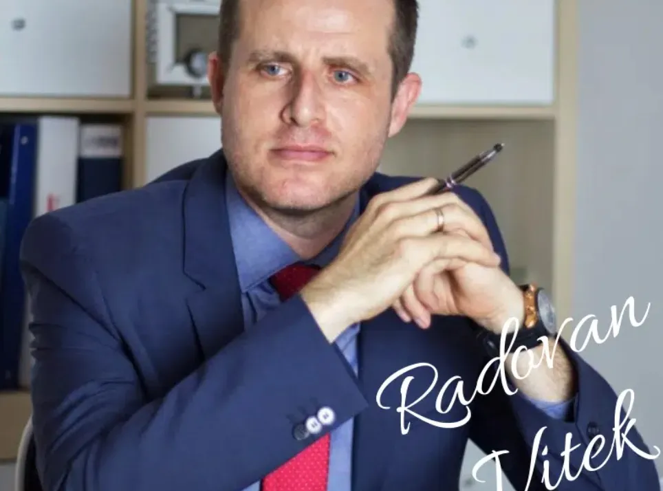 Radovan Vitek v obleku